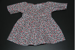 Dukketøj - Sæt med Hvid kjole med røde og sorte blomster